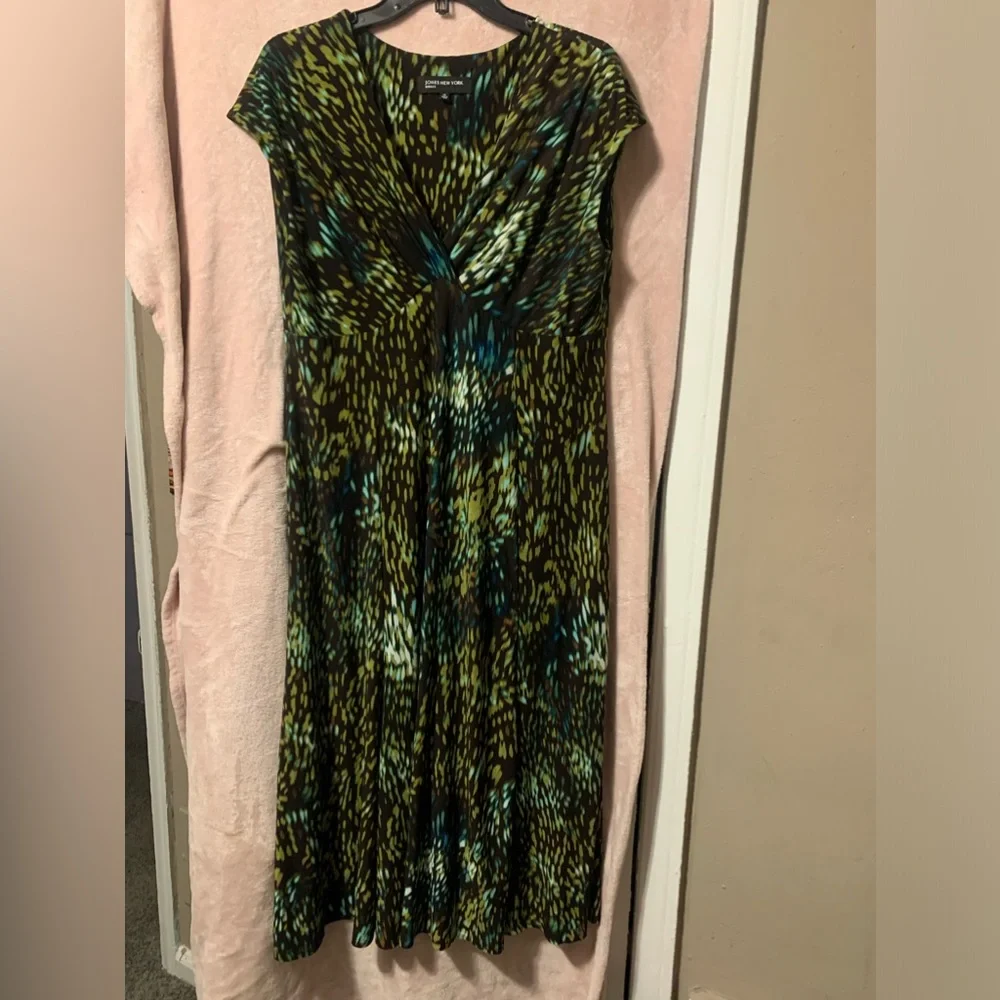 Dresses - Picture 2 of 3